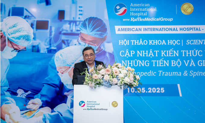 PGS.TS.BS Bùi Hồng Thiên Khanh – Trưởng khoa Chấn thương Chỉnh hình, Bệnh viện Đại học Y Dược TP.HCM trình bày chủ đề Thay khớp háng bán phần kết hợp chỉ thép điều trị gãy liên mấu chuyển không vững ở người cao tuổi. Ảnh: Bệnh viện Quốc tế Mỹ (AIH).