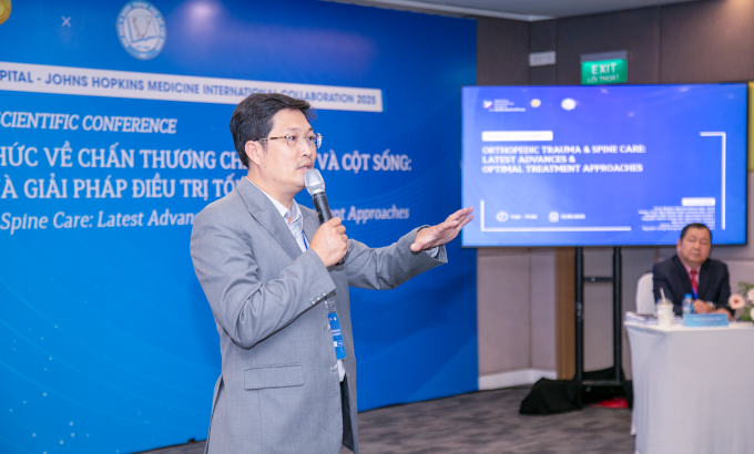 Bs.CKI. Nguyễn Mạnh Hùng, Bệnh viện Quốc tế Mỹ chia sẻ chủ đề Phẫu thuật nội soi cột sống xâm lấn tối thiểu - kỹ thuật nội soi 2 cổng. Ảnh: Bệnh viện Quốc tế Mỹ (AIH).