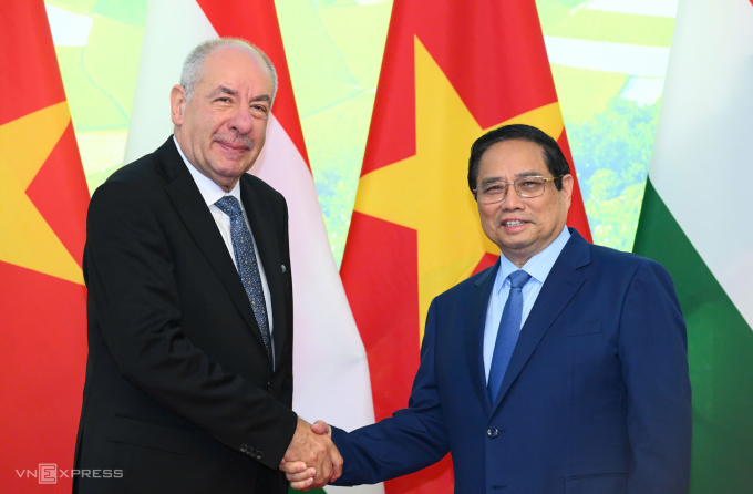 Thủ tướng Phạm Minh Chính và Tổng thống Sulyok Tamas chụp ảnh chung ngày 29/5. Ảnh: Giang Huy