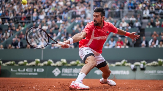 Djokovic cứu bóng trong trận gặp Fucsovics, tại vòng hai Geneva Mở rộng ở Thụy Sĩ hôm 21/5. Ảnh: ATP
