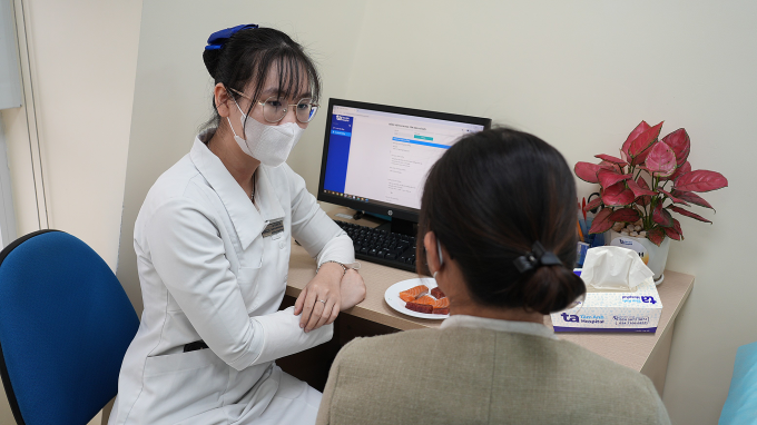 Chuyên viên dinh dưỡng Hồng Vân tư vấn chế độ ăn uống lành mạnh cho người bệnh. Ảnh minh họa: Bệnh viện Đa khoa Tâm Anh