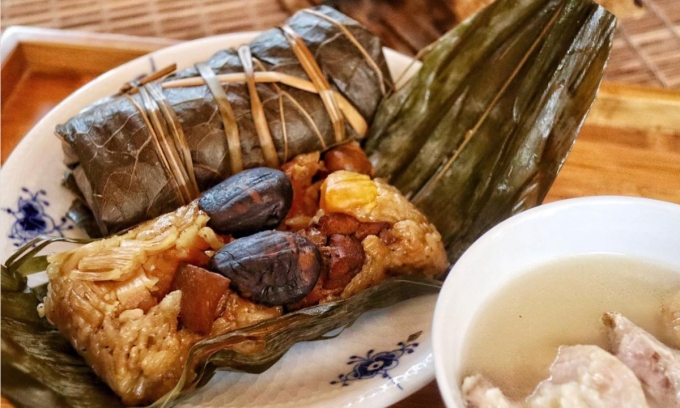 Bánh ú ở Thượng Hải có hình gối dài. Ảnh: stellacookdiary/Instagram