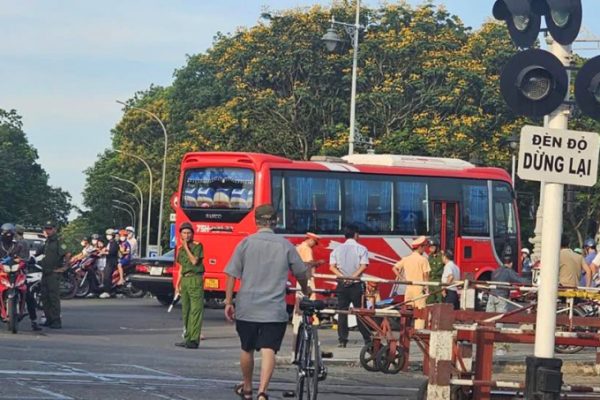 Tai nạn thương tâm: Hai mẹ con tử vong dưới bánh xe khách