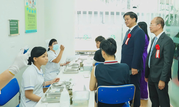 Người dân tiêm vaccine tại Bệnh viện Bạch Mai ngày 28/5. Ảnh: Thế Anh