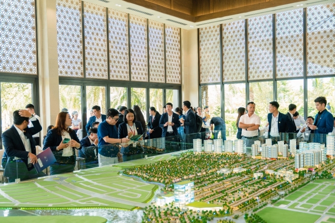 Khách hàng và nhà đầu tư tham quan sa bàn dự án Izumi City