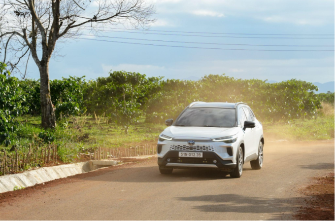 Corolla Cross hybrid phiên bản mới tại Việt Nam. Ảnh: TMV
