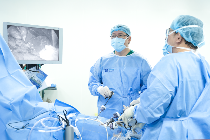 Bác sĩ Minh Hùng (bên trái) phẫu thuật thu nhỏ dạ dày và chuyển dòng mật tụy cho chị Trang. Ảnh: Bệnh viện Đa khoa Tâm Anh