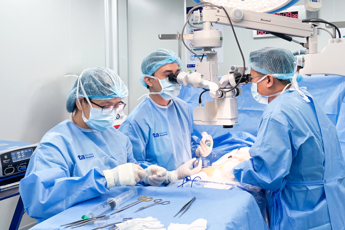 Anh Thắng được bác sĩ Huy (ngoài cùng bên phải) thực hiện vi phẫu micro-TESE tìm tinh trùng. Ảnh: Bệnh viện Đa khoa Tâm Anh Quận 8