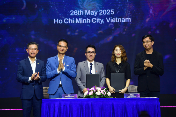 Ông Ngô Mạnh Cường, Tổng giám đốc FPT Online (giữa) và bà Laura Li, Giám đốc Esports khu vực châu Á, Thái Bình Dương của Riot Games ký kết hợp tác. Ảnh: Thanh Tùng