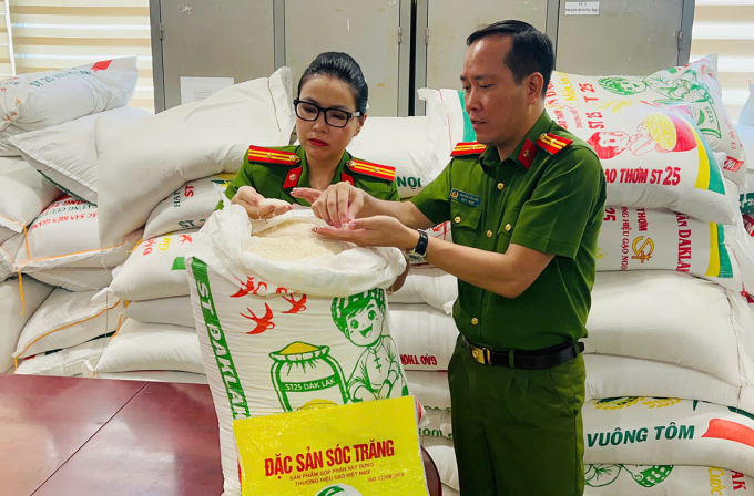 Cảnh sát kinh tế kiểm tra gạo ST25 giả. Ảnh: Linh Đan