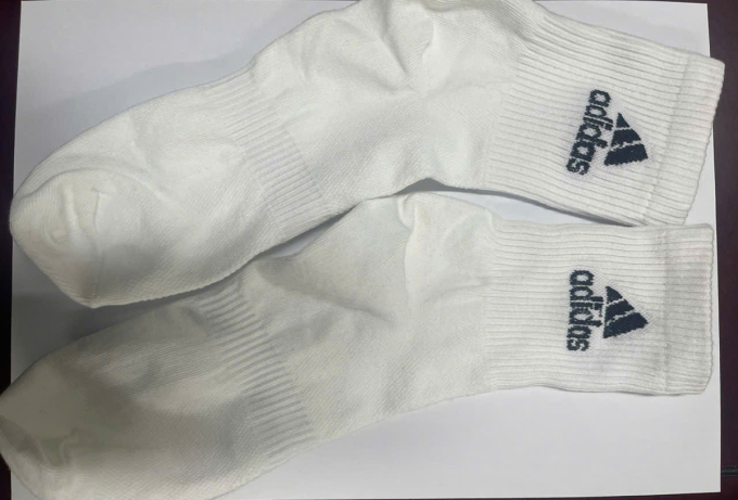 Đôi tất giả nhãn hiệu Adidas. Ảnh: Linh Đan