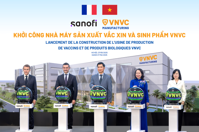 Tổng thống Pháp Emmanuel Macron cùng Phó Chủ tịch nước Võ Thị Ánh Xuân, Bộ trưởng Y tế Đào Hồng Lan, ông Burak Pekmezci - Tổng Giám đốc Sanofi Việt Nam và ông Ngô Chí Dũng, Chủ tịch HĐQT kiêm Tổng giám đốc Công ty Vaccine VNVC bấm nút khởi công xây dựng Nhà máy Vaccine và Sinh phẩm VNVC. Ảnh: Hải Nam