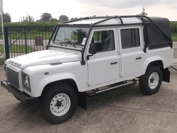 Một mẫu Land Rover Defender 110 được lắp khung chống lật phía ngoài (phần khung màu đen). Ảnh: mm4x4