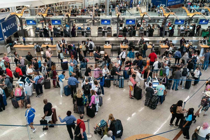 Hành khách di chuyển tại sân bay quốc tế Atlanta, Mỹ. Ảnh: Travel & Leisure