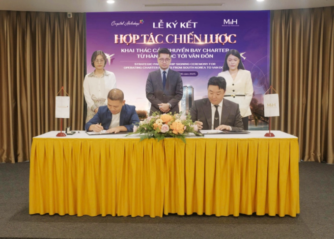 Ông Đặng Đình Việt - CEO Crystal Holidays (trái) và ông Song Seunghwan - CEO Marketing Highlands ký thỏa thuận hợp tác chiến lược ngày 23/5. Ảnh: Everland