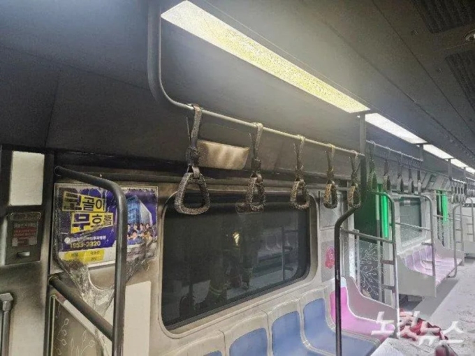 Bên trong toa tàu sau vụ phóng hỏa ở Seoul. Ảnh: SBS