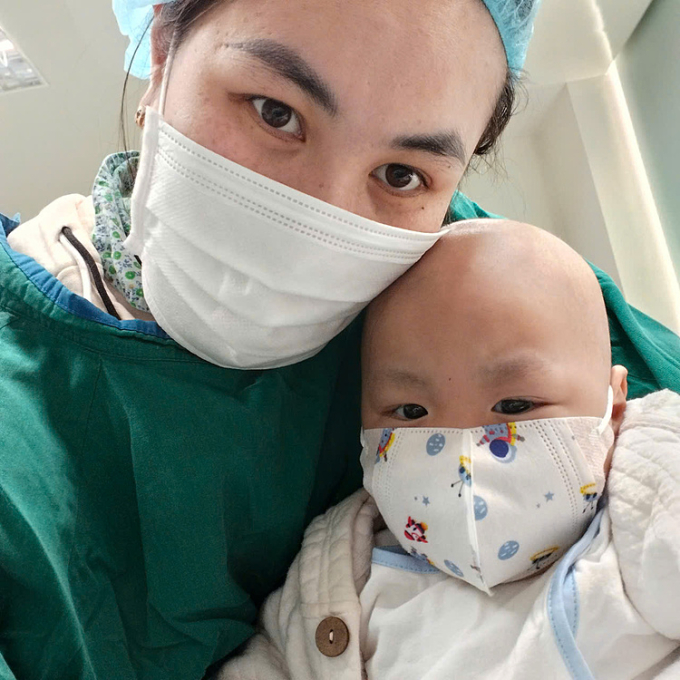 Chị Thường và bé Thiện những ngày điều trị tại viện. Ảnh: Gia đình cung cấp