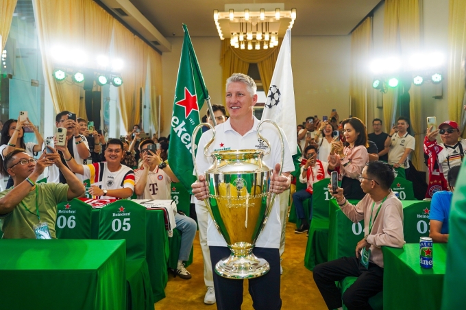 Fan Việt đón cúp vô địch Champions League cùng Bastian Schweinsteiger tại Việt Nam hồi tháng 4. Ảnh: Heineken