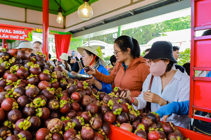 Du khách được thưởng thức nhiều loại trái cây tại lễ hội. Ảnh: Suối Tiên