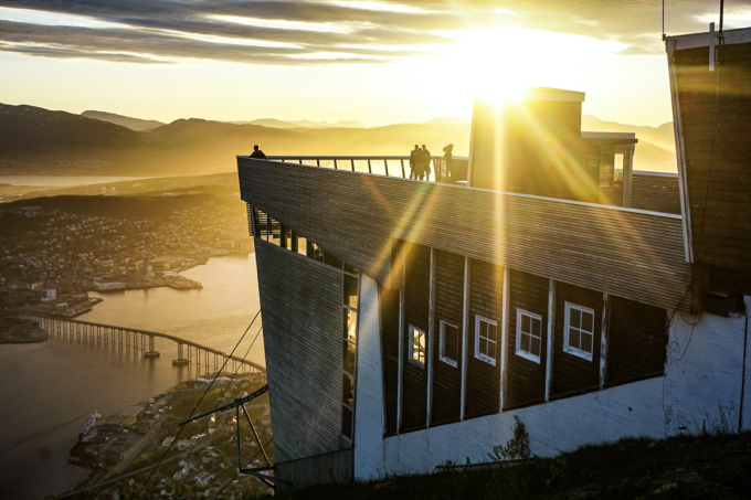 Mặt trời vẫn chưa lặn vào lúc nửa đêm trong các tháng mùa hè ởTromsø, Na Uy. Ảnh: Nord norge