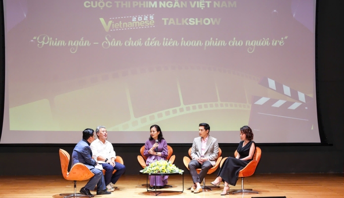 Từ phải qua gồm diễn viên Thu Trang, nhà sản xuất Minh Beta, tiến sĩ Ngô Phương Lan, đạo diễn Nguyễn Quang Dũng khi giao lưu cùng bạn trẻ, chiều 23/5. Ảnh: Ban tổ chức cung cấp