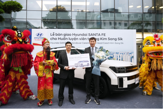 Ông Kim Sang-sik (bên phải) nhận bàn giao chiếc xe tại sự kiện. Ảnh: HTV
