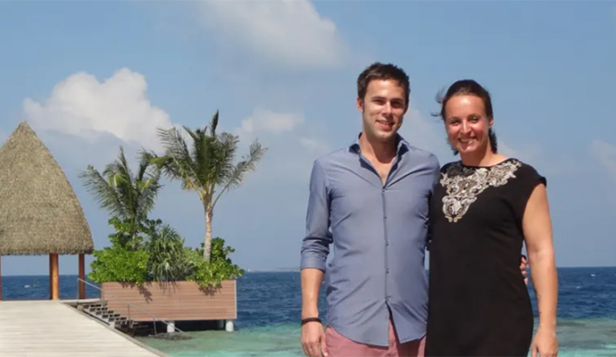 Robinson và LeBlanc chụp ảnh tại Maldives, nơi họ sống và làm việc trong 7 năm. Ảnh: CNBC