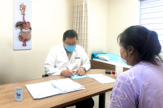 Bác sĩ Minh Hùng kiểm tra, đánh giá sức khỏe cho chị Trang trong lần tái khám. Ảnh: Bệnh viện Đa khoa Tâm Anh
