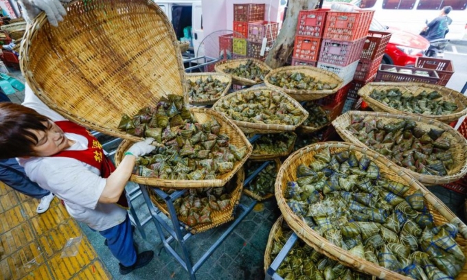 Người thợ bánh tất bật bày bán bánh ú ở chợ Thành Đô, tỉnh Tứ Xuyên vào dịp Tết Đoan Ngọ năm ngoái. Ảnh: Shen Bohan/Xinhua