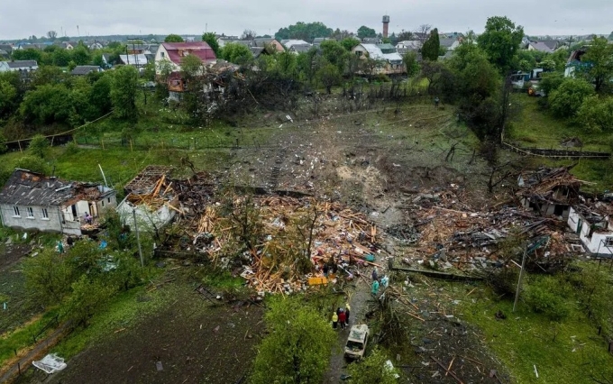 Các ngôi nhà bị phá hủy sau một cuộc không kích của Nga tại Korostyshiv, vùng Zhytomyr, Ukraine ngày 25/5. Ảnh: AP