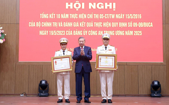 Tổng Bí thư Tô Lâm trao Huân chương cho Trung tướng Tô Ân Xô (phải) và Thiếu tướng Đặng Hồng Đức (trái). Ảnh: Hiếu Kiên