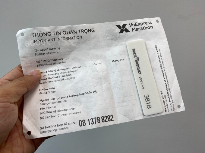 Timing Chip được dán ở mặt sau bib chạy.