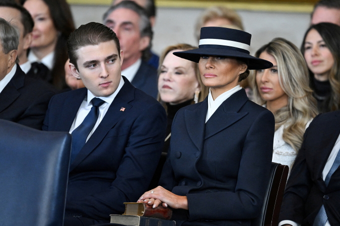 Barron và Đệ nhất phu nhân Melania tại lễ nhậm chức của Tổng thống Donald Trump ở thủ đô Washington ngày 20/1. Ảnh: Reuters