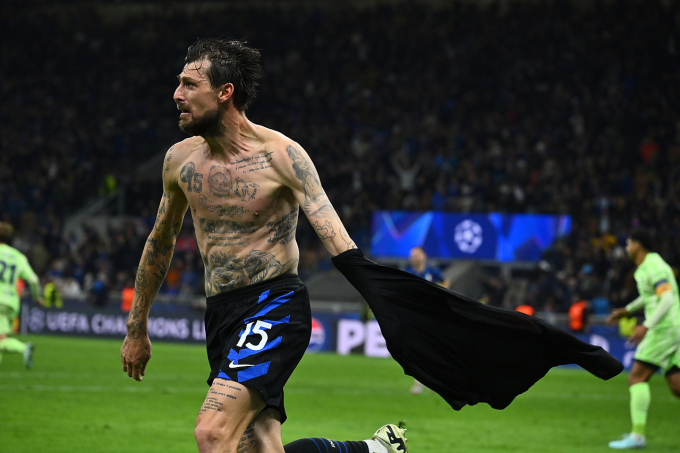 Francesco Acerbi of F.C. Inter celebrates after scoring the goal of 3-3 during the UEFA Champions League 2024/25 Semi Final Second Leg match between FC Internazionale Milano and FC Barcelona at San Siro Stadium on May 6, 2025 in Milan, Italy (Photo by Domenico Cippitelli/IPA Sport / ipa-agency.net/IPA/Sipa USA)No Use United Kingdom. No Use Italy.