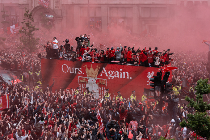Đoàn xe chở cầu thủ Liverpool cầm cúp đi qua các tuyến phố trung tâm Liverpool. Ảnh: Reuters
