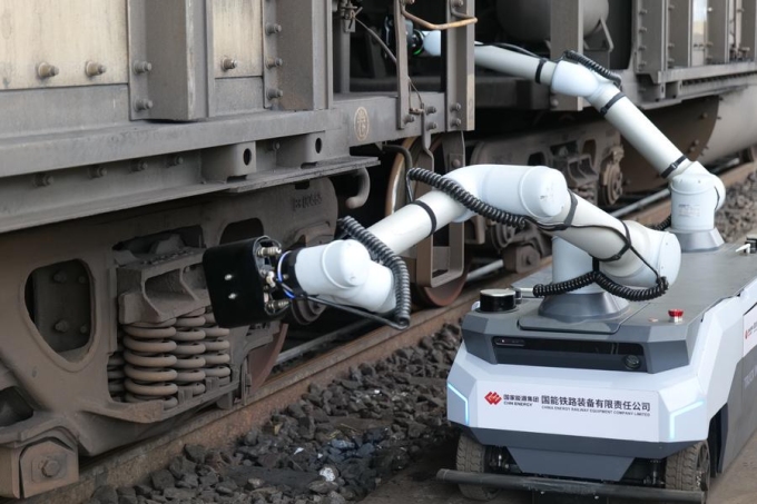 Robot kiểm tra tàu chở hàng tại kho bảo dưỡng tàu của công ty Thiết bị Đường sắt Năng lượng Trung Quốc ở cảng Hoàng Hoa, tỉnh Hà Bắc, ngày 15/5. Ảnh: Zhang Shiqi/Xinhua