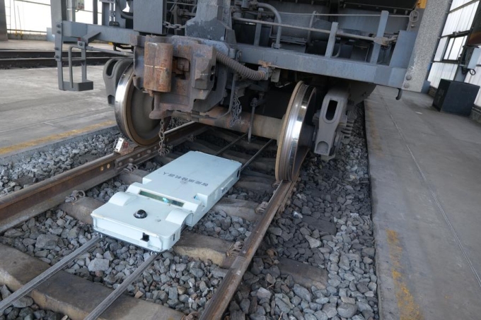 Robot kiểm tra bên dưới tàu. Ảnh: Zhang Shiqi/Xinhua