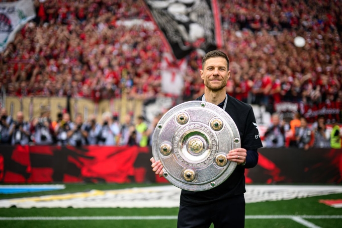 Alonso khoe đĩa bạc vô địch Bundesliga giành được cùng Bayer Leverkusen. Ảnh: AFP