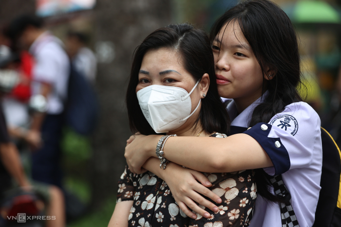 Thí sinh cùng phụ huynh trong kỳ thi tốt nghiệp THPT 2024 ở TP HCM. Ảnh: Quỳnh Trần