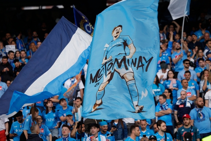CĐV Napoli bày tỏ sự yêu mến dành cho McTominay.