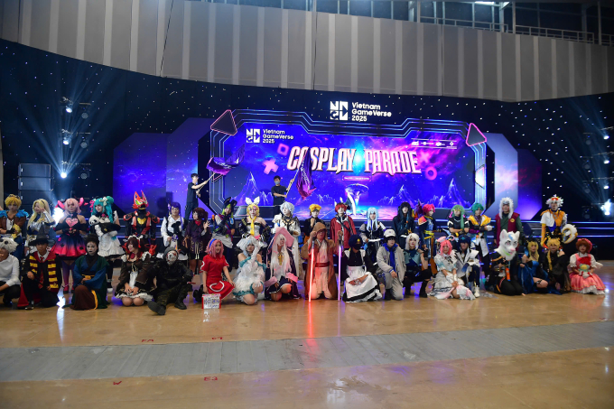 Đội cosplayer tạo dáng chuẩn bị cho phần diễu hành. Ảnh: Thanh Tùng