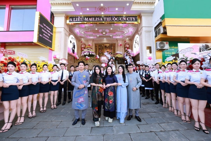 Vợ chồng Tổng Giám đốc Phan Thị Mai (thứ hai bên trái) và Tổng giám đốc điều hành Hoàng Kim Khánh (bên trái) - người sáng lập và dẫn dắt hệ thống Mailisa suốt 27 năm qua. Ảnh: Mailisa