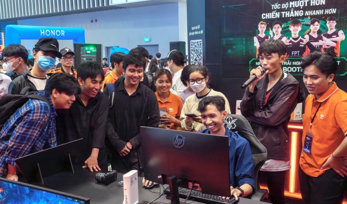 Game thủ trải nghiệm đường truyền mạng của FPT tại Vietnam GameVerse 2025. Ảnh: FPT
