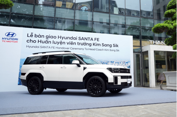 Chiếc Santa Fe bản cao cấp nhất của HLV Kim Sang-sik. Ảnh: HTV