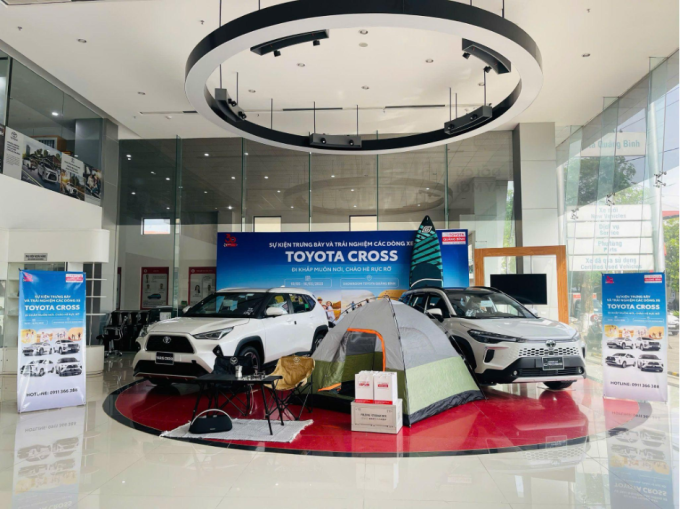 Không gian sự kiện Toyota Cross Line Up 2025 tại một đại lý. Ảnh: TMV