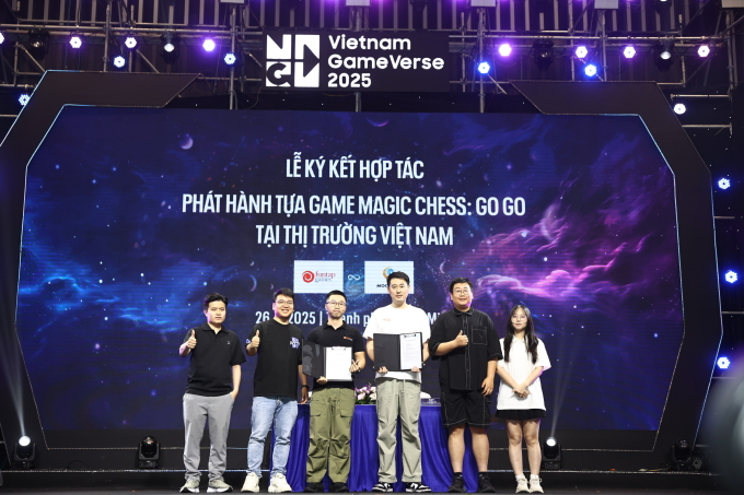 Lễ ký kết hợp tác phát hành tựa game Magic Chess: Go Go tại Việt Nam. Ảnh: Quỳnh Trần