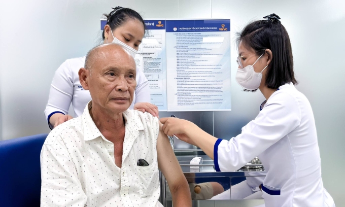 Người lớn tiêm chủng tại VNVC. Ảnh: Mộc Thảo