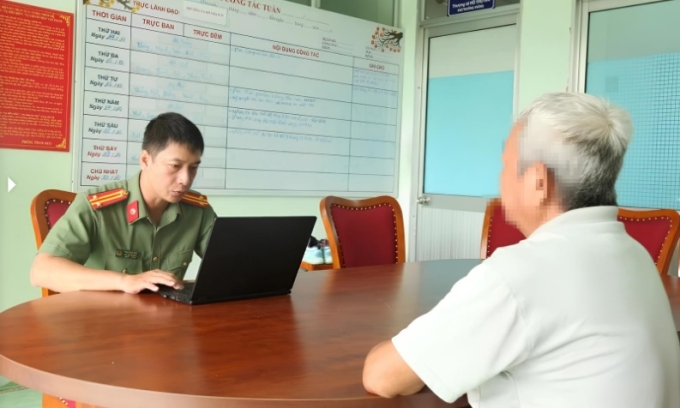 Nhiều người già bị lừa đảo qua mạng. Ảnh minh họa: Reuters