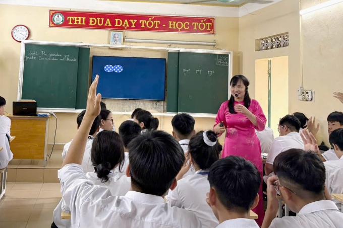 Cô và trò trường THPT Tô Hiến Thành, Thanh Hoá. Ảnh: Fanpage nhà trường
