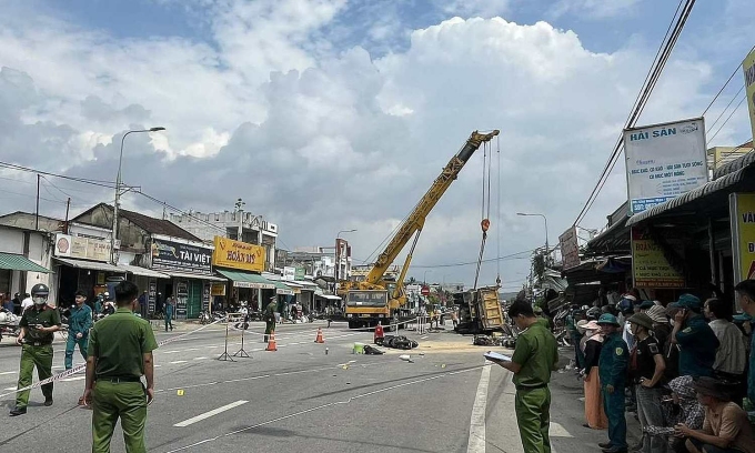 Xe cẩu đang di dời ôtô ra khỏi hiện trường. Ảnh: Phạm Linh